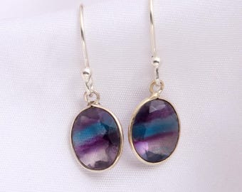 Natuurlijke ovale oorbellen met regenboogfluoriet, minimalistische sieraden van 925 sterling zilver.