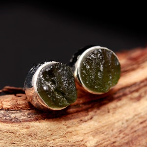 Roher Moldavit Sterling Silber Ohrstecker: Tschechischer Meteorit Schmuck