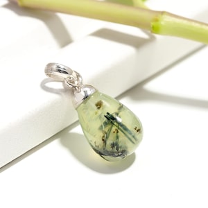 Colgante solitario de prehnita natural en forma de lágrima, joyería minimalista de plata de ley 925, colgante vintage, colgante de piedra verde, regalo de cumpleaños