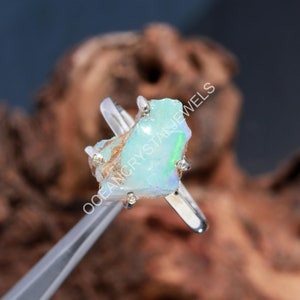 Anillo de ópalo etíope natural en bruto, joyería minimalista de plata de ley.