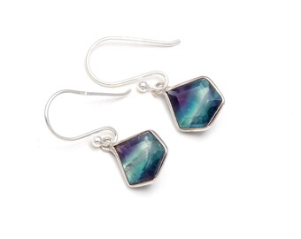 Brincos pendentes em forma de escudo com fluorita natural arco-íris, em prata de lei 925. Joias elegantes.