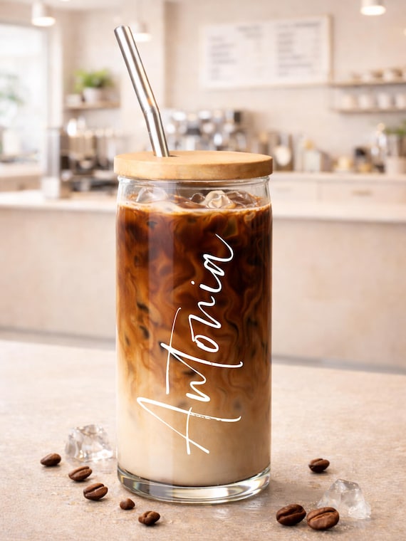Iced Coffee Glas mit Gravur deinem persönlichen Namen, Trinkglas mit Bambusdeckel & Glasstrohhalm, Café Style Glas, Geschenk