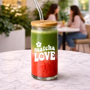 Matcha Glas mit Gravur, Matcha Glas, Matcha Lover Geschenk, Glas mit Bambusdeckel & Strohhalm, Geschenk, Matcha Love Motiv