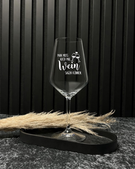 Weinglas mit Gravur, Man muss auch mal Wein sagen können, graviertes Weinglas, Weingeschenk, Geschenk für Weinliebhaber, Wein sagen können