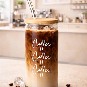 Iced Coffee Glas mit Gravur deinem persönlichen Namen, Trinkglas mit Bambusdeckel & Glasstrohhalm, Café Style Glas, Geschenk