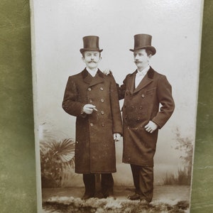 Photo du début des années 1900 - deux hommes en haut de forme Photographie ancienne Photos anciennes Photos noir et blanc Photographie sépia vraies photos Cartes postales photo RPPC