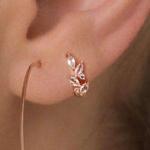 Pendientes de aro con diamantes y forma de hoja marquesa en oro macizo de 14 k. Pequeños pendientes de aro para cartílago. Un regalo minimalista para ella.