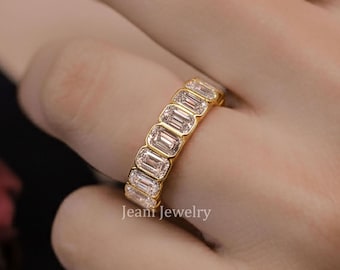 Anello di fidanzamento con diamanti taglio smeraldo incastonati in oro giallo 14k