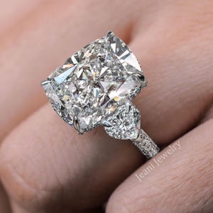 16 kt Moissaniet kussenring: trouwring met drie stenen hart en verborgen halo