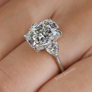 14k gouden moissanietring: 7,5 kt kussengeslepen drie stenen verborgen halo's