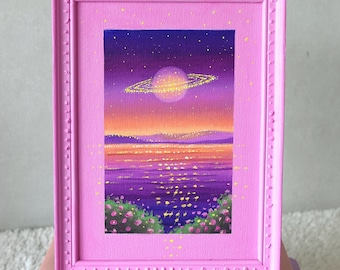 Cuadro mural de Saturno brillante y el océano: una pintura al óleo rosa, caprichosa y de ciencia ficción, perfecta para los amantes del espacio y la naturaleza.