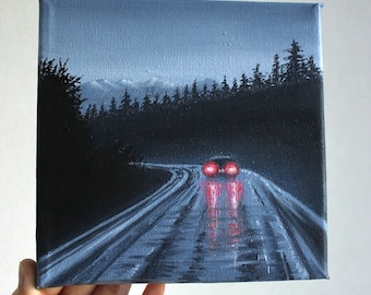 Pintura al óleo de un coche en un bosque sombrío, decoración cottagecore oscura, paisaje lluvioso con coche antiguo.