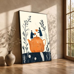 Könnte beinhalten: Ein gerahmter, rechteckiger Wandkunstdruck mit einer großen orangefarbenen Teekanne auf cremefarbenem Hintergrund. Zwei kleine Figuren in dunkelblauen Mänteln stehen auf der Teekanne und halten jeweils eine orangefarbene Tasse mit weißem Dampf.