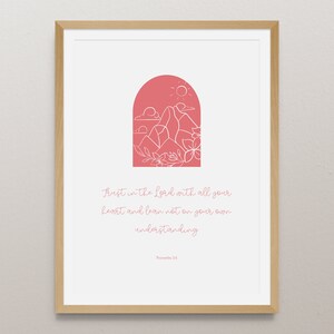 Puede incluir: Una impresión artística enmarcada con un diseño de arco color coral, montañas, sol y elementos florales. La impresión incluye el texto "Confía en el Señor con todo tu corazón y no te apoyes en tu propia comprensión."