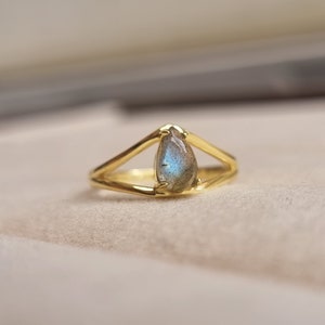 14K gold ring set with Natural AAA grade Labradorite, Handmade 14K Solid Gold, Alternative engagement ring,  blue flash gemstone jewelry