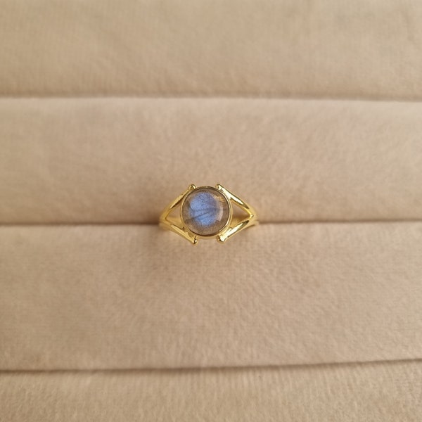 14K gold ring set with Natural AAA grade Labradorite, Handmade 14K Solid Gold, Alternative engagement ring,  blue flash spectrolite jewelry