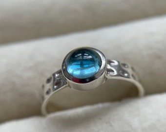 Women's Topaz ring size size 7, blue topaz solitaire ring, minimalist topaz ring, unique blue 925 topaz ring, bright blue topaz 925 ring