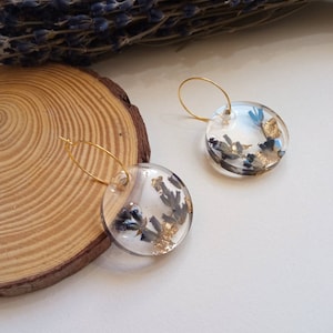 lavender and gold earrings Hand Made, pendientes de lavanda y pan de oro con aro de acero inoxidable dorado hechos a mano.