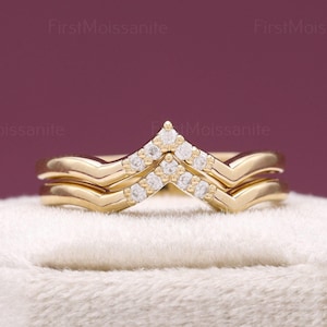 Elegante anillo de boda apilable en forma de V con diamantes y diseño de espiga en oro amarillo macizo. Joyería minimalista apilable.