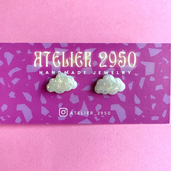 petits clous d'oreilles nuage en simili opale ou perle blanche, clous d'oreilles nuage, clous d'oreille nuage imitation opale, clous d'oreille nuage blanc nacré - cadeau pour elle