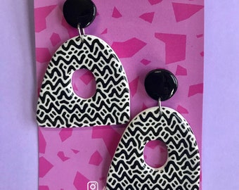 Orecchini a ciambella ispirati a Keith Haring: gioielli di tendenza in bianco e nero