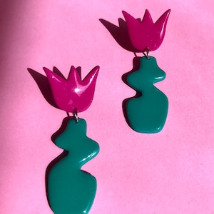Flippige Tulpenohrringe in magenta pink und grün, Tulpenohrringe, Frühlingsohrringe - Geschenk für Sie