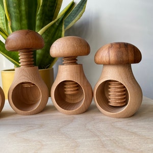 Brinquedo educativo de madeira, Montessori, Waldorf, para aprendizagem e desenvolvimento da coordenação motora, em formato de cogumelo com parafuso, quebra-nozes.