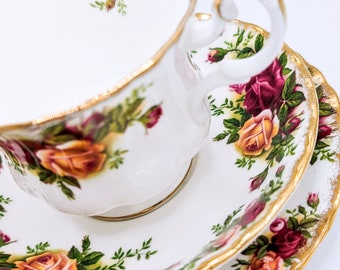 Herbata Royal Albert Bone China „Old Country Roses” do jednego zestawu upominkowego, wyprodukowanego w Anglii, jako prezent na Wielkanoc lub jako dekoracja domu