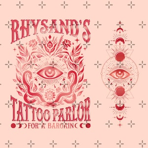 Pode incluir: Um design gráfico em tons de vermelho sobre um fundo rosa claro com o texto Rhysand's Tattoo Parlor For A Bargain. A ilustração inclui um olho central, motivos florais e duas cobras, ao lado de um símbolo vertical de fases da lua.
