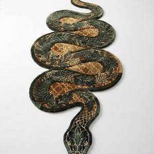 Tapis en forme de serpent, tapis en laine tufté main vert et marron, tapis animalier unique et irrégulier, décoration gothique, tapis de chambre serpent sur mesure