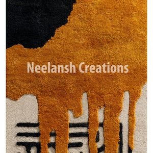 Pode incluir: Tapete abstrato com um design preto e dourado. A parte superior é preta, passando para dourado com um efeito de gotejamento. A parte inferior apresenta um padrão de labirinto preto sobre um fundo bege. O texto "Neelansh Creations" é visível.