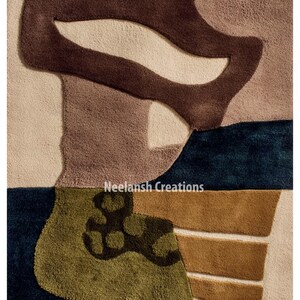 Puede incluir: Alfombra abstracta con un diseño texturizado. La alfombra presenta una combinación de colores, incluyendo marrón, beige, verde y azul marino. El diseño incluye formas orgánicas y elementos geométricos. El texto "Neelansh Creations" es visible.