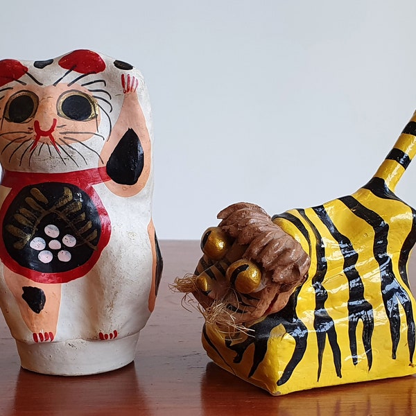 Jouet folklorique japonais, maneki-neko, chat porte-bonheur en papier-mâché et tigre en céramique.