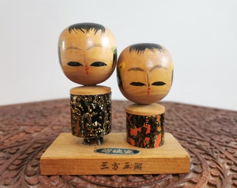 Kokeshi souvenir, mini poupée kokeshi sur support en bois. Objet décoratif vintage du Japon. Cadeau zen et original!
