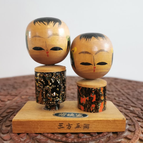 Kokeshi souvenir, mini poupée kokeshi sur support en bois. Objet décoratif vintage du Japon. Cadeau zen et original!