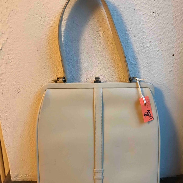 Beau sac à main en cuir pour femme des années 1960 de couleur crème.