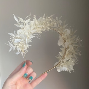 Hair crown/Bridal headband/Boho hairstyle/Romantic/Unique piece/white dried & preserved flowers