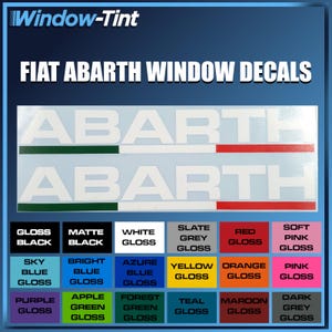 Op de afbeelding: Witte "ABARTH" raamstickers met groene en rode strepen. De afbeelding toont verschillende kleuropties, waaronder zwart, wit, rood, blauw en roze. De tekst "FIAT ABARTH WINDOW DECALS" staat bovenaan.