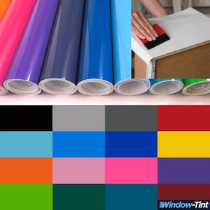 Può includere: Rotoli di vinile colorato in rosa, viola, blu e verde. Una persona usa un tergipavimento rosso e nero per applicare il vinile. Una tavolozza di colori di campioni di vinile è mostrata sotto, tra cui nero, grigio e rosso.