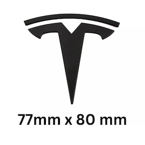 Puede incluir: Emblema negro con el logotipo de Tesla, una 'T' estilizada con una barra superior curva. Mide 77 mm x 80 mm. Diseño simple y moderno, adecuado para aplicaciones automotrices.
