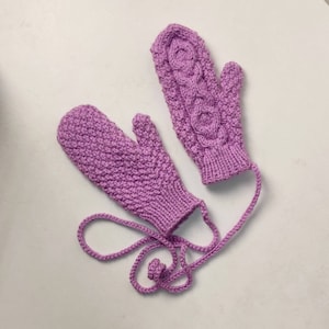 Kid&#39;s mittens on a string, lilac