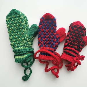 Kid&#39;s mittens on string
