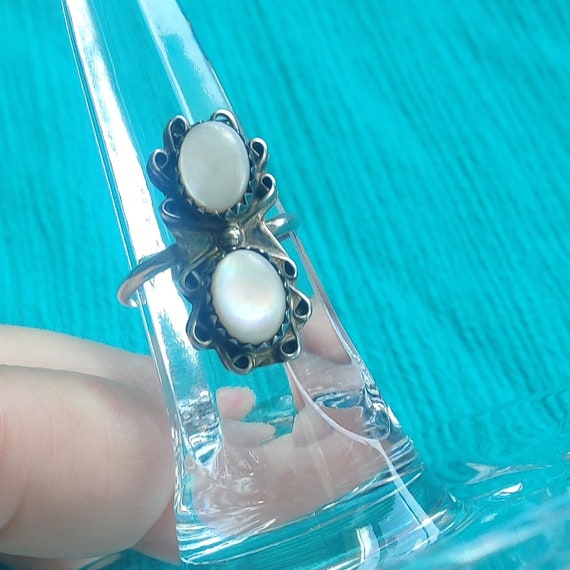 Native American Sterling Silver and MOP Ring - image 3