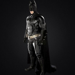 Op de afbeelding: Een zwart superheldenkostuum met een cape, een zwart masker en een utility belt. Het kostuum heeft een textuurrijk, gedetailleerd ontwerp.
