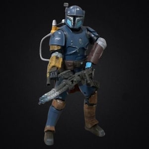 Pode incluir: Uma figura de ação azul e marrom de um guerreiro mandaloriano com um rifle blaster. A figura tem um capacete com uma viseira e um jetpack.