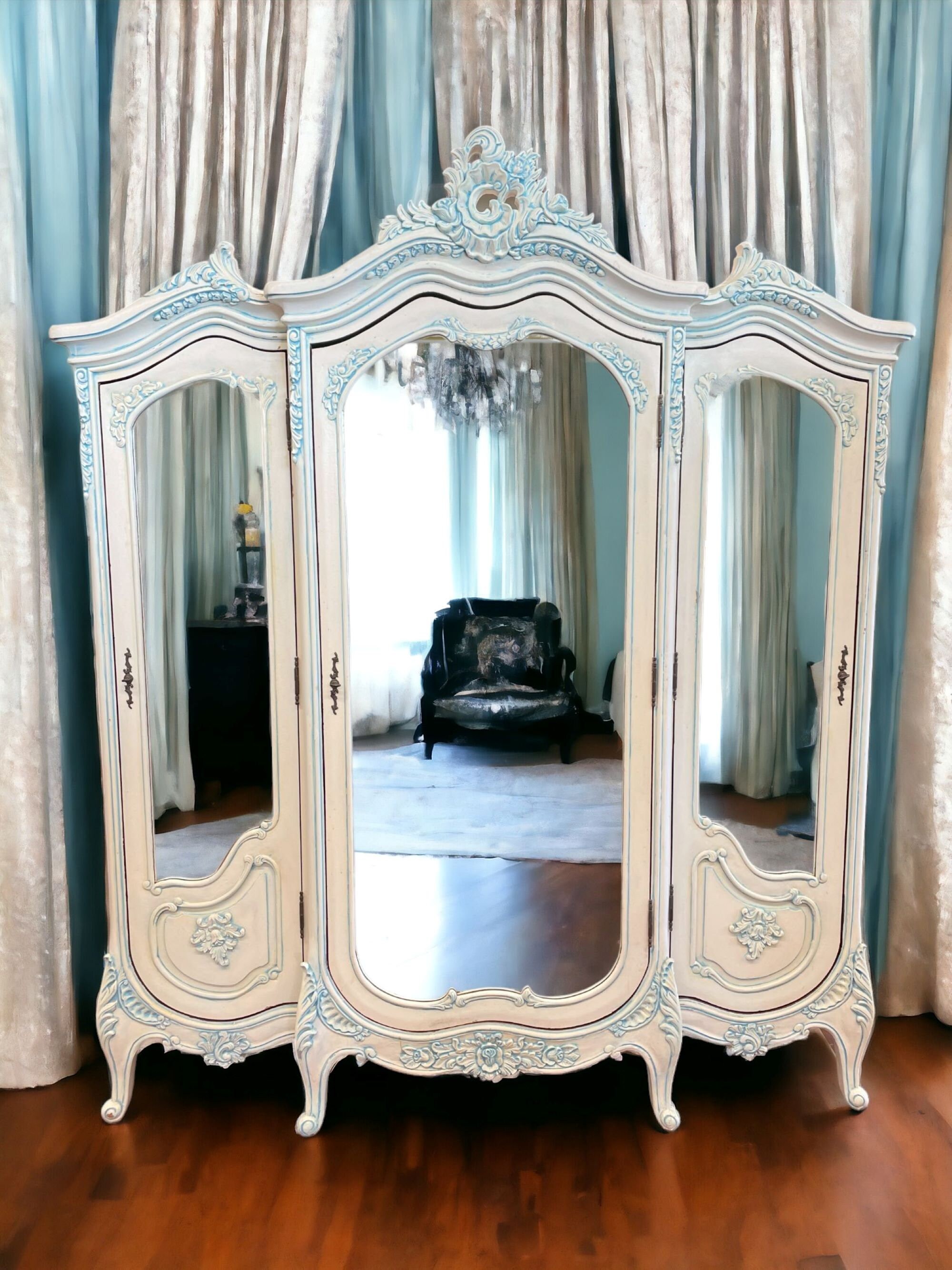 大特価 意味 French Midcentury Vintage Hand Carved Triple Armoire 置物