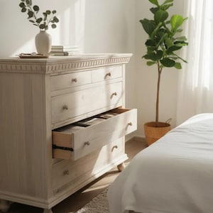 Cómoda Maxwell tallada a mano de 5 cajones, muebles de dormitorio grandes de estilo shabby chic costero imagen 1