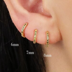 Orecchini a cerchio Huggie in peridoto, orecchini per tutti i giorni, orecchini pendenti, orecchini in argento dorato, orecchini minimalisti, regalo di compleanno