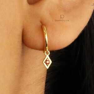 Granat Huggie Hoop Örhängen: Sterlingsilver med CZ-hänge, missfärgas inte bild 2