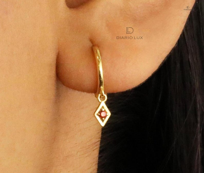 Granat Huggie Hoop Örhängen: Sterlingsilver med CZ-hänge, missfärgas inte bild 2